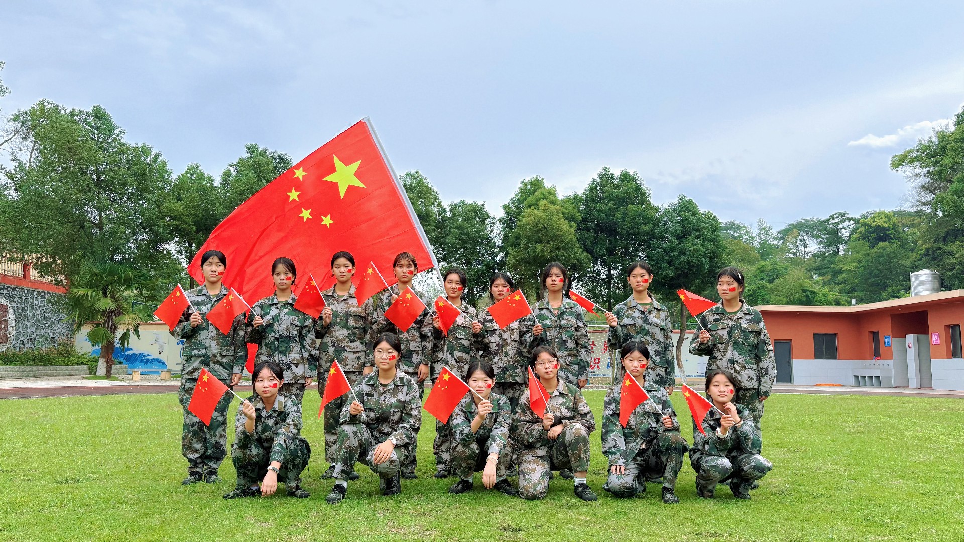 赤壁市三国青少年成长学校：双节同庆育新人，爱国感恩筑梦想